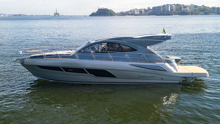 3 camarotes e plataforma submergível: conheça a Solara 410 HT